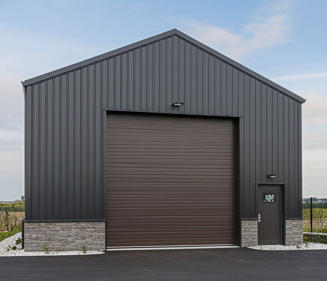 Steel workshop and garage building in Ontario